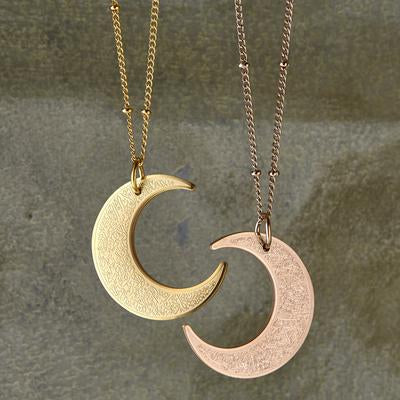 Nominal Ayat Al Kursi Crescent Necklace (In Gold)